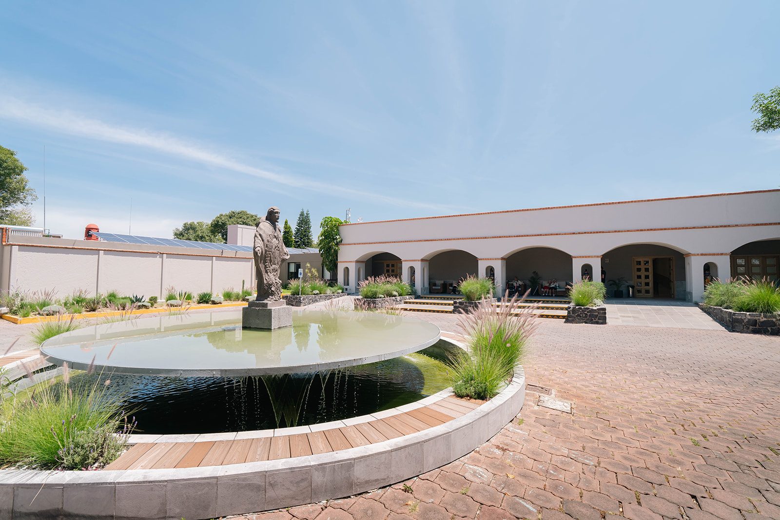 Terraza con pérgola y áreas comunes de Villas Juan Diego